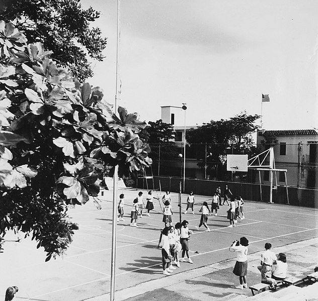 File:Collectie Nationaal Museum van Wereldculturen TM-20016593 San Juan. High School 'Sacre Coeur'. Basketbal Puerto Rico Boy Lawson (Fotograaf).jpg