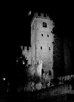 نمای قلعه در شب