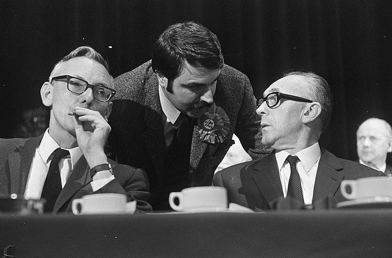 File:Congres PVDA in RAI. Andre van der Louw in gesprek met voorzitter Tans (rechts) , Bestanddeelnr 920-8824.jpg