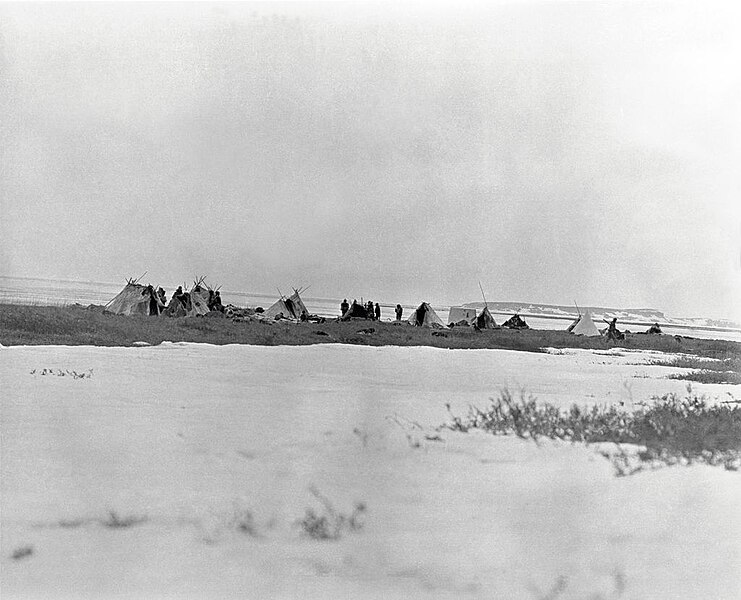 File:Copper Inuit camp along the shore at Coppermine River (39053).jpg