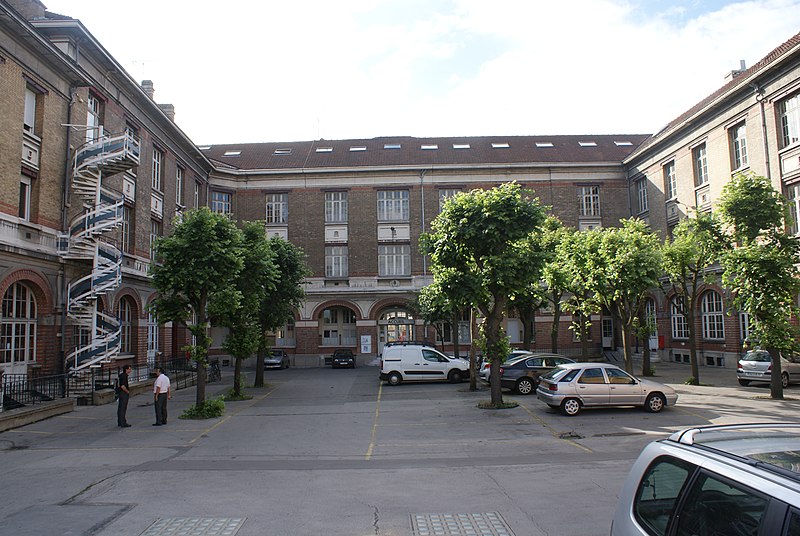 File:Cour de l'école Supméca Paris.JPG