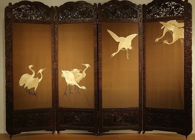 640px-Cranes_in_flight_and_at_rest.Embroidery.Folding_Screen.Korean_Empire._Mus%C3%A9e_Guimet.JPG