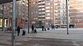 Gente in fila al di fuori di un supermercato di Barcellona durante la quarantena.