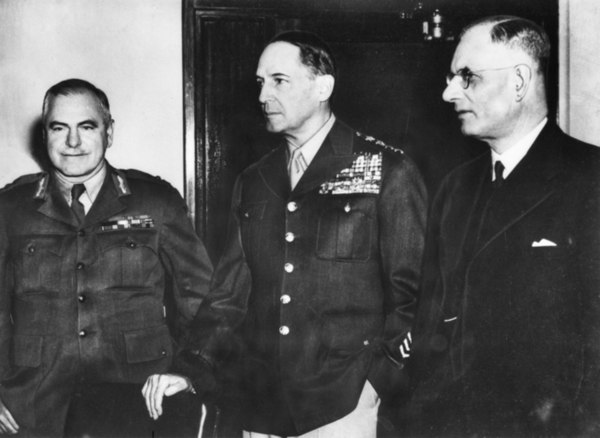 General Douglas MacArthur (centre) with General Sir Thomas Blamey (left) and Prime Minister John Curtin (right) in March 1942