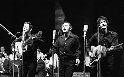 השלושרים מבצעים את השיר "והאר עינינו" בפסטיבל הזמר החסידי הראשון (1969). מימין לשמאל: שלום חנוך, בני אמדורסקי, חנן יובל