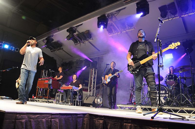 File:Darius Rucker performs for service members in Spain 141116-N-UI568-098.jpg