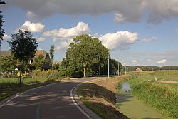 De Oud Wulvenseweg in het buurtschap Oud Wulven bij Houten.De weg is een snelle verbinding voor fietsers naar Lunetten en verder naar de stad Utrecht.jpg