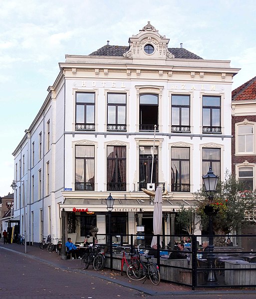 File:De Zalm Markt Gouda.jpg