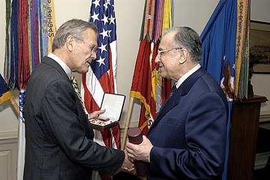 Ion Iliescu decorându-l pe Donald Rumsfeld cu Steaua României la Pentagon în 2003