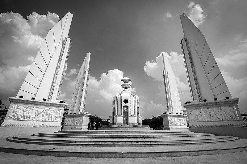 File:Democracy Monument B&W.jpg