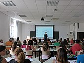 Donna che tiene un seminario in un'aula