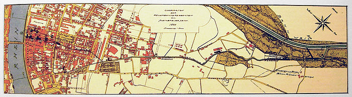 Der blau eingefärbte Riehenteich auf einem Situationsplan von 1899. Links der Rhein und Kleinbasel, rechts die Wiese und das umgebende Waldgebiet der Langen Erlen. Die Ableitung aus der Wiese samt Überfluss-Rücklauf ist rechts zu erkennen. Der Riehenteich fliesst, teilweise noch in gewundenem Lauf, über das freie Feld nach links in Richtung Kleinbasel. Im linken Bilddrittel teilt sich der Kanal in den nördlicheren, direkt zum Mühlenquartier fliessenden Brotmeisterteich oder Krummer Teich und den südlicheren, bei der ehemaligen Stadtmauer einen Haken schlagenden Hauptteich. Beim Haken ist das kurze Bächlein zu erkennen, das erst im 15. Jahrhundert ergänzt wurde. Hauptteich und Krummer Teich vereinigen sich wieder beim Einfluss in das mittelalterliche Stadtgebiet, werden dann aber erneut in drei parallele Kanäle aufgespaltet, die sich schliesslich in zwei Ausflüssen in den Rhein ergiessen. Gewerbebetriebe, die das Kanalwasser nutzen, sind als dunkle Punkte markiert und konzentrieren sich vor allem an den drei Teilkanälen vor dem Ausfluss in den Rhein.