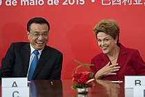 Pada Mei 2015, Li Keqiang bersama Presiden Brasil Dilma Rousseff saat menghadiri pertemuan bersama
