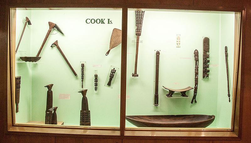 File:Display of objects from Cook Islands, Otago Museum, 2016-01-29.jpg