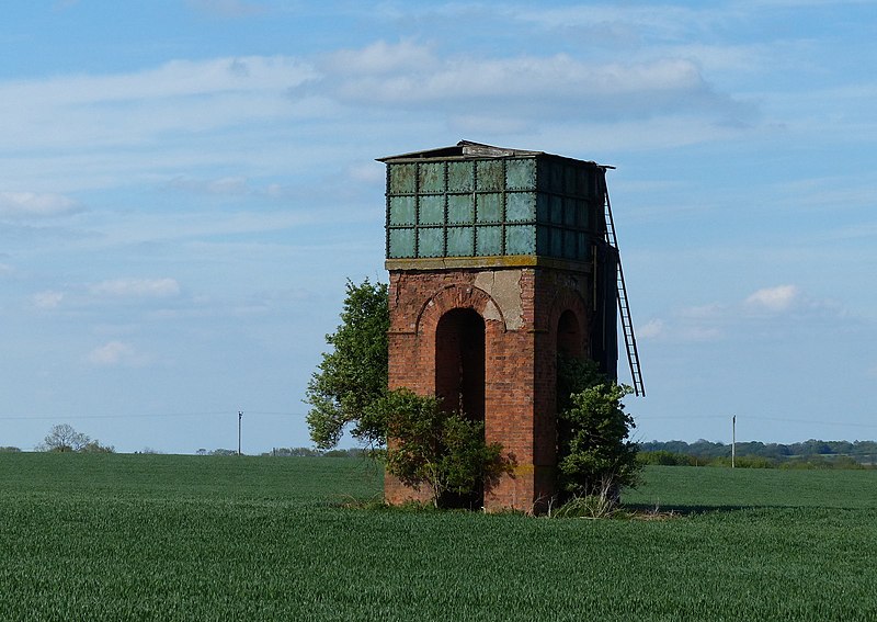 File:Disused water tower north of Holwell - geograph.org.uk - 3881870.jpg