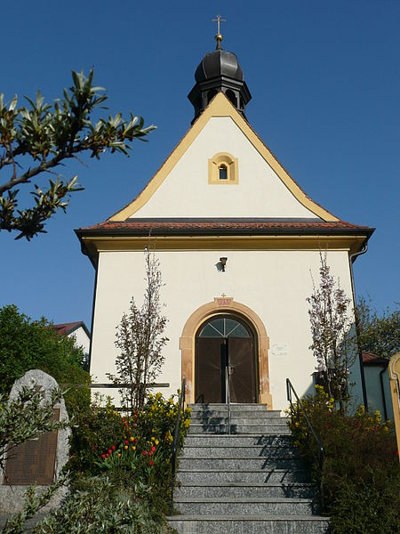 Dorfkirche Massenricht Frontansicht mit Kriegerdenkmal