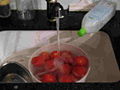 2. משרים את העגבניות במים וסבון.