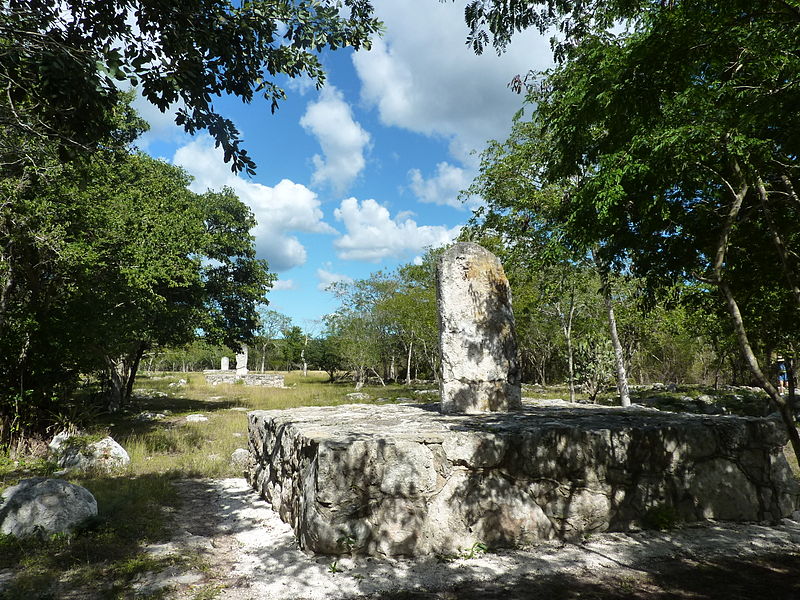 File:Dzibilchaltún - three stelae group - all three of them - looking north - P1110805.JPG