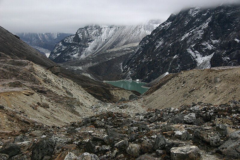 File:Dzongla to Lobuche-02-Cho La Tsho-2007-gje.jpg