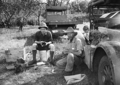 ETH-BIB-Alfred Künzle und Mechaniker Wegmann im Serengeti Camp-Kilimanjaroflug 1929-30-LBS MH02-07-0482.tif