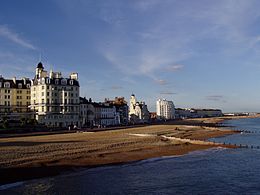 Östlicher Teil der Seafront von Eastbourne, vom Pier aus gesehen