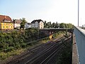 die Mainzer Brücke über die Main-Weser-Bahn