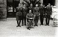 El rey Alfonso XIII junto a oficiales (2 de 2) - Fondo Marín-Kutxa Fototeka.jpg