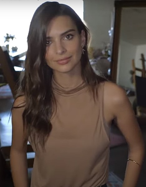 File:Emily Ratajkowski Vogue 2019.jpg