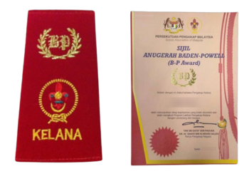Epaulet and Certificate of Baden-Powell (B-P) Award issued by Scouts Association of Malaysia headquarters (HQ). Epolet & Sijil Anugerah Baden-Powell (B-P).png