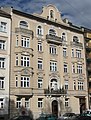 Erhardtstraße 4; Mietshaus, neubarocker Doppelerkerbau, mit Stuckdekor, 1893 von Franz Hammel; in Giebelnische Bronzefigur. This is a picture of the Bavarian Baudenkmal (cultural heritage monument) with the ID D-1-62-000-1557 (Wikidata)