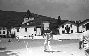 Visão em preto e branco dos jogadores rebot, com a igreja ao fundo.