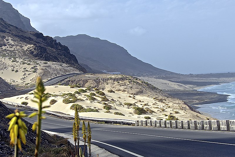 File:Estr. Baía das Gatas - Calhau, Cape Verde - panoramio (1).jpg