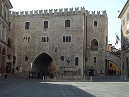 Fabriano, Piazza del Comune, Palazzo del Podestà, 1255 (2).jpg