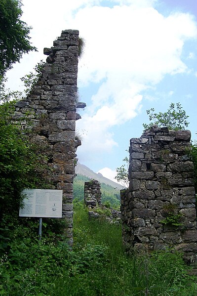 File:Facciata castello di Lozio (Foto Luca Giarelli).jpg