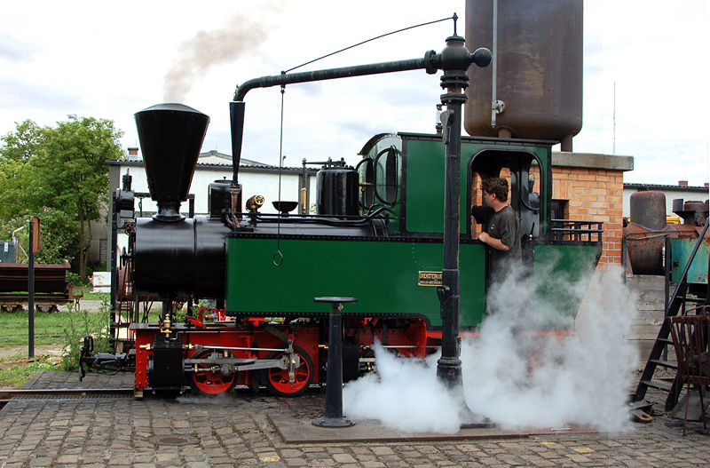 Orenstein & Koppel 800px-Feldbahn_OuK_Mallet_beim_Betanken