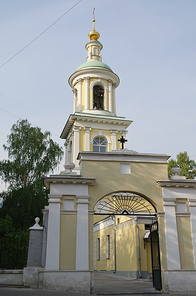 File:Fence Tikhvinskaya St., Building 13.jpg