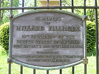 菲尔莫尔位于水牛城的地产门上挂有纪念牌匾