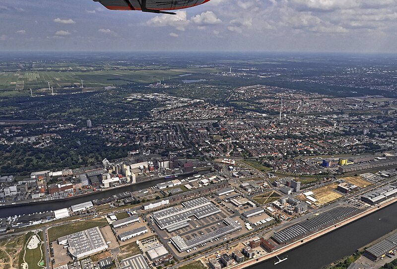 File:Flug -Nordholz-Hammelburg 2015 by-RaBoe 0183 - Überseehafen.jpg