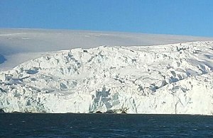 Blick von der argentinischen Carlini-Station östlich des Mirounga Point nach Norden über die Potter Cove hinweg auf den Fourcade-Gletscher