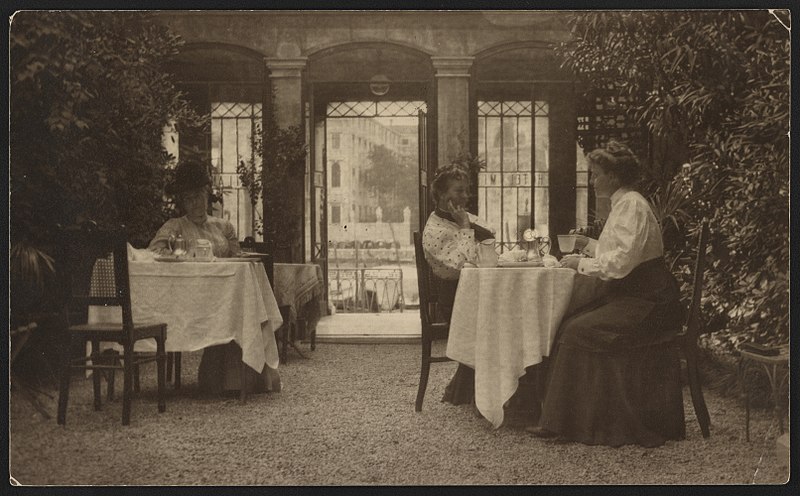 File:France B. Johnston and Mrs. Gertrude Käsebier on Patio of a Venetian Hotel 1905.jpg