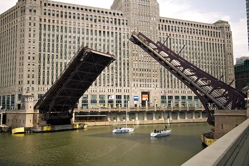 File:Franklin Street Bridge, Chicago, opened for sailboats.jpg