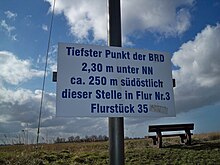 Hinweisschild auf den angeblich tiefsten Punkt Deutschlands, 2011