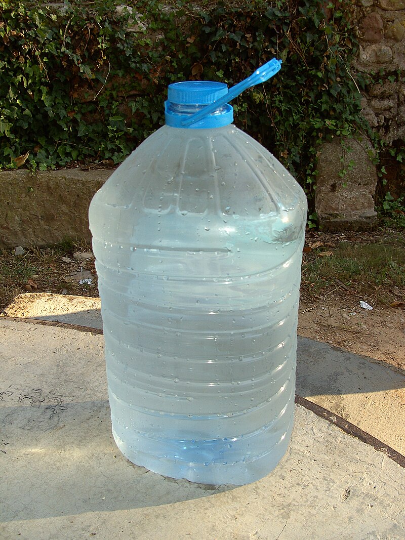 Archivo:Garrafa agua 8L.jpg - Wikipedia, la enciclopedia libre