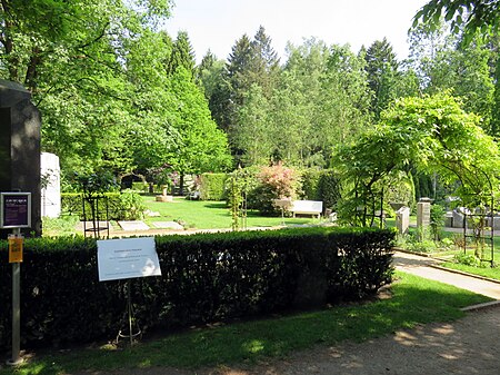 Garten der Frauen Torbögen Mai2018 Friedhof Ohlsdorf1a