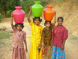 Jeunes porteuses d’eau en Inde. Le travail des enfants est le plus élevé en valeur absolue en Inde et concerne au moins 16 millions d’enfants âgés de 5 à 14 ans. (définition réelle 2 816 × 2 112)