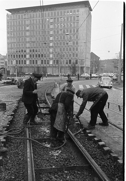 File:Gleisbauarbeiten für die Straßenbahn in der Bergstraße (Kiel 31.929).jpg