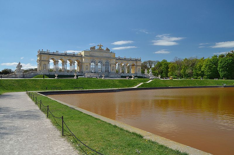 File:Gloriette Schönbrunn and pool.jpg