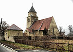 Eine alte Kirche im Dorf.