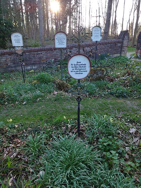 File:Grab Friedhof Oberberghausen (Kranzberg) 24.jpg