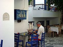 Maquettiste dans les rues de Tinos.